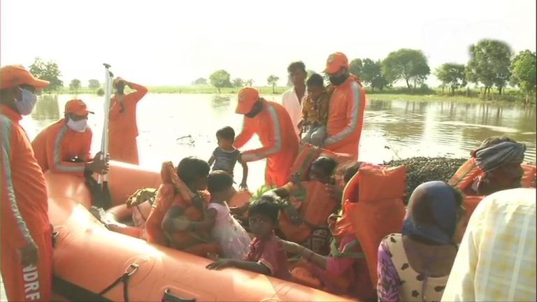Bihar Flood : बिहार में उफनाई नदियां, कई जगहों पर खतरे के निशान के पार