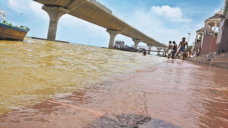 Motihari News: महिला ने दो बच्चों समेत नदी में लगाई छलांग, बच्ची लापता
