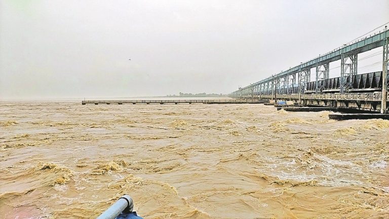 Bihar Flood News: गंडक नदी में नहीं घट रहा पानी का लेवल, कई जगहों पर कटाव का बढ़ा खतरा