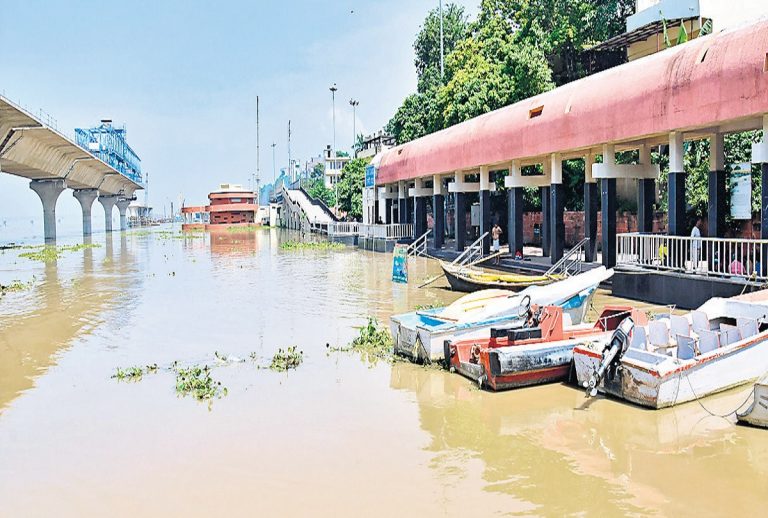 बिहार में गंगा समेत कई नदियां उफान पर, कई शहरों में घुसा पानी, पटना में हालात अभी कंट्रोल में