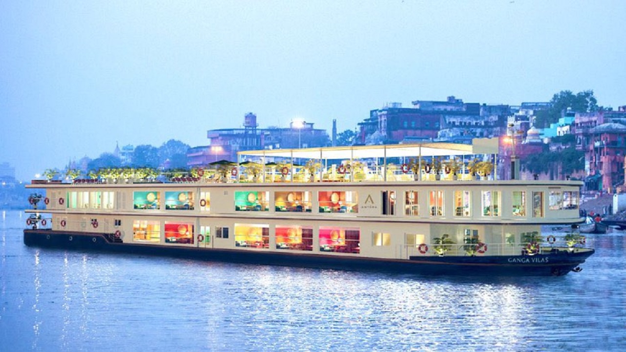 cruise on Ganga