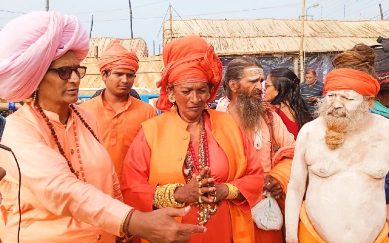 संतों के समर्थन से सत्ता की राजनीति