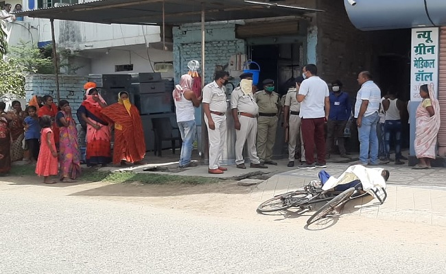 साइकिल से घर जा रहे मजदूर ने सड़क पर तोड़ा दम, भीड़ बनी रही तमाशबीन, कोरोना के भय से पुलिस ने भी एक घंटे बाद उठाया शव