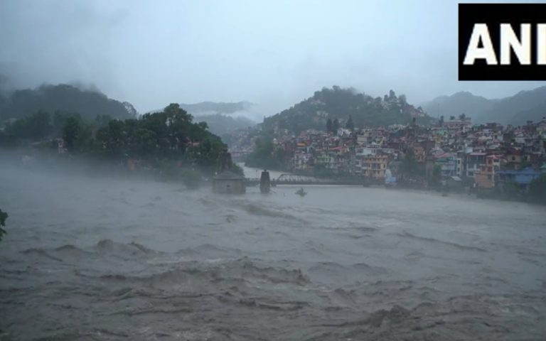 Weather: मूसलाधार बारिश और लैंडस्लाइड ने हिमाचल में मचाई तबाही, 5 लोगों की मौत, बह गई दुकानें और गाड़ियां