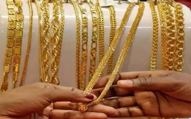हर किसी को नहीं फबता गोल्ड, इन लोगों को सोना खरीदने से बचना चाहिए