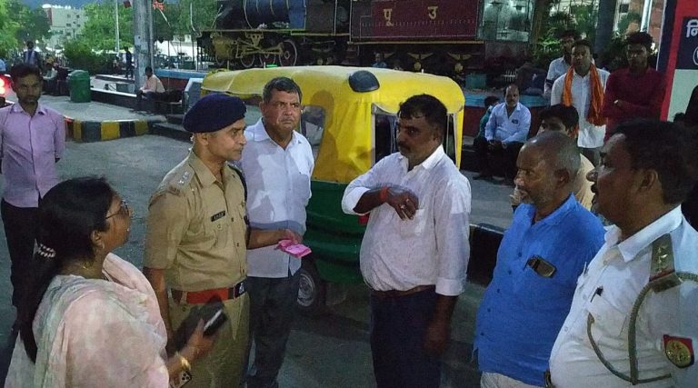 Gorakhpur News: गोरखपुर में अवैध वाहन स्टैंड के खिलाफ चला अभियान, अनाधिकृत बसों का किया गया चालान