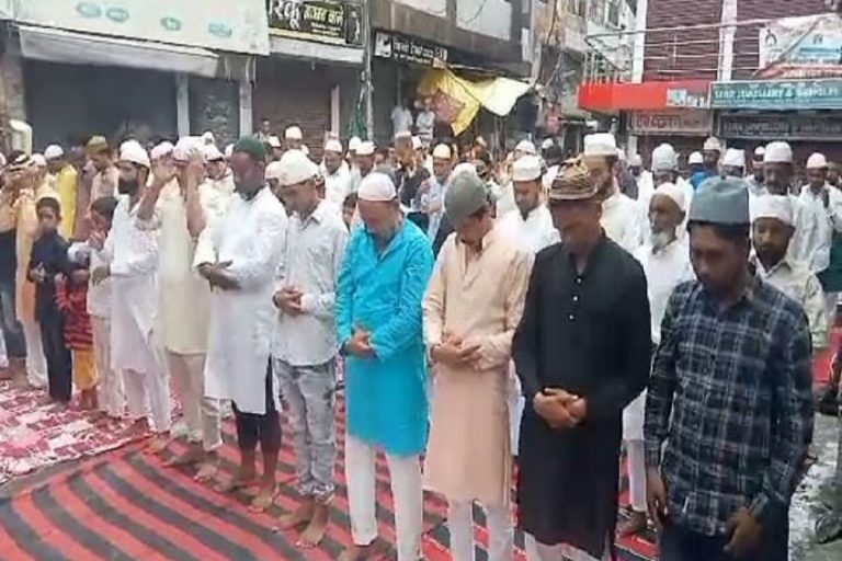 गोरखपुर: कड़ी सुरक्षा के बीच मस्जिदों में पढ़ी गई ईद उल अजहा की नमाज, ड्रोन से हुई निगरानी