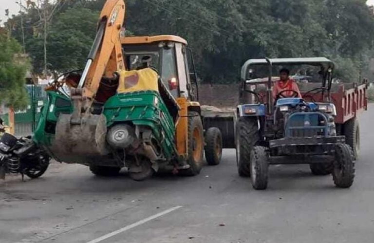 गोरखपुर: बेकाबू ट्रैक्टर-ट्रॉली ने ऑटो में मारी टक्कर, 2 की मौत, 6 की हालत गंभीर