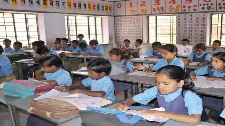झारखंड: बगैर कॉपी पूरी कर ली एक शैक्षणिक सत्र की पढ़ाई, अब दी जाएंगी एक साथ दो कक्षाओं की कॉपियां