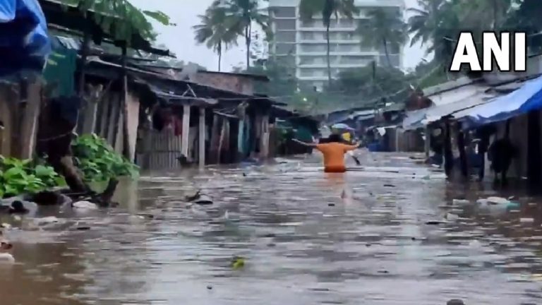 Gujarat Weather: गुजरात में भारी बारिश, दो जिलों में 700 से अधिक लोगों को किया रेस्क्यू, अलर्ट जारी