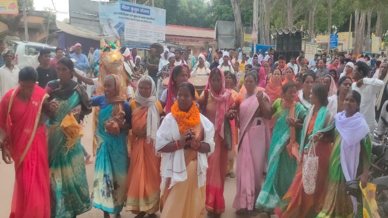 गांव की सरकार : गुमला में दूसरे दिन विभिन्न पदों के लिए 30 प्रत्याशियों ने गाजे-बाजे के साथ किया नॉमिनेशन