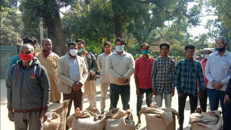 कर्नाटक में डेढ़ महीने से फंसे 5 मजदूरों को गुमला प्रशासन ने कराया मुक्त, श्रमिकों ने जताया आभार