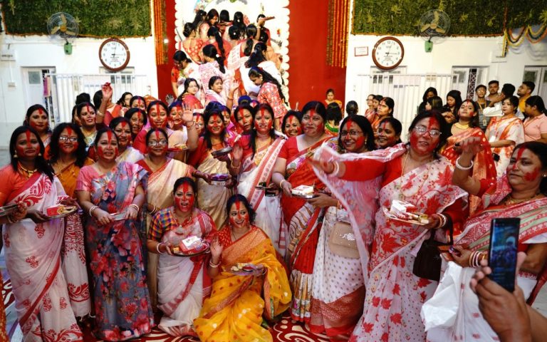 Happy Vijaya Dashami: सिंदूर खेला से लाल हुआ बंगीय दुर्गा बाड़ी प्रांगण, ऐसे दी मां दुर्गा को विदाई