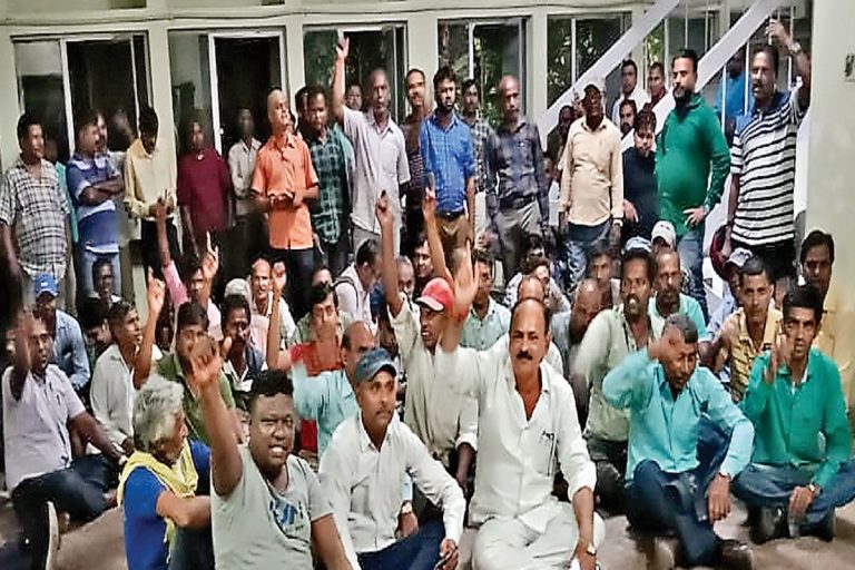 HEC रांची के कर्मियों का फूटा गुस्सा, अधिकारियों को बंधक बनाया तो CISF ने किया लाठीचार्ज, धरने पर बैठे कर्मी