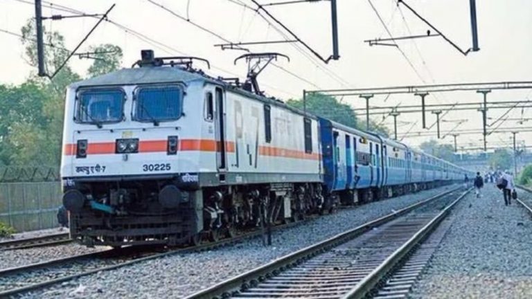 Holi Special Trains List: होली पर आने-जाने का टेंशन छू मंतर! कई जोड़ी स्पेशल ट्रेन चलाने का ऐलान, देखें लिस्ट