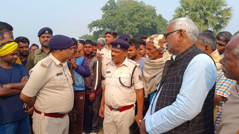 Bihar: दरभंगा के बहेड़ा थाने में तैनात सिपाही ने धारदार हथियार से रेता अपना गला, DMCH में चल रहा इलाज