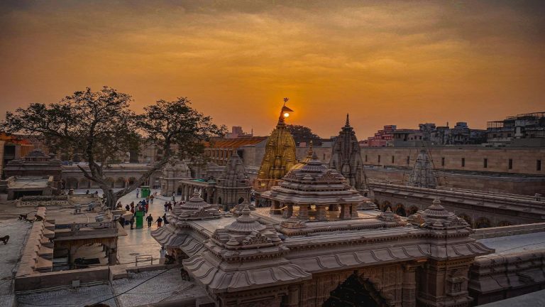 Varanasi: श्रीकाशी विश्वनाथ मंदिर की व्यवस्था में भ्रष्टाचार की सेंध, तीन कर्मचारियों के खिलाफ जांच शुरू