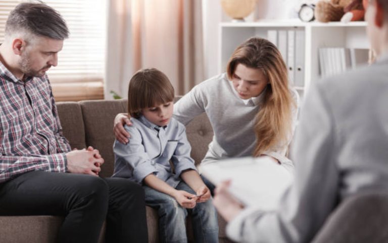 Parenting Tips: जब बच्चे न सुने पैरेंट्स की बात, तो क्या करें और क्या न करें?