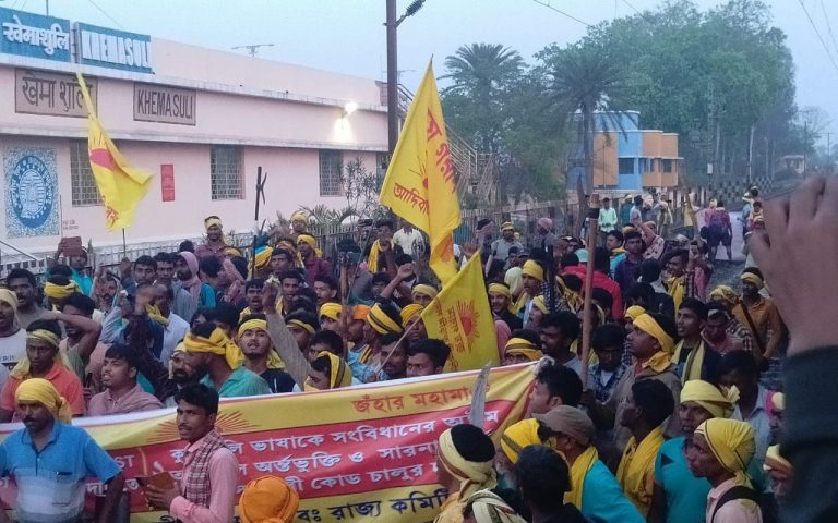 कुड़मी समाज का आंदोलन जारी, झाड़ग्राम बना बंधक, 80 से अधिक ट्रेन रद्द, जिले में प्रवेश के रास्ते बंद
