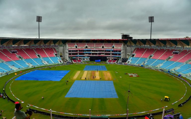 IND vs NZ 3rd ODI: इंदौर के होल्कर स्टेडियम में खेला जाएगा तीसरा वनडे मैच, जानिए कैसी है पिच और मौसम का हाल