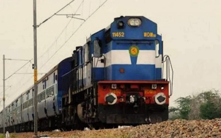 बजट 2023: ‘भारतीय रेल को और सहारे की दरकार’