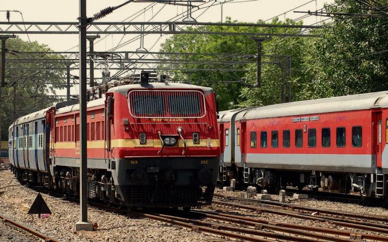 Indian Railways: आम्रपाली सहित इन पांच ट्रेनों के बदले रास्ते, यहां देखें गाड़ियों की सूची