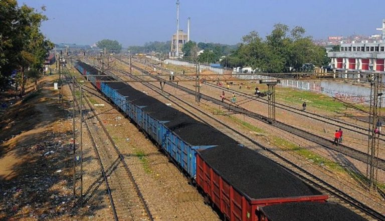 बिजली संकट : रेलवे ने 657 ट्रेनों को किया निलंबित, पावर प्लांटों को कोयला पहुंचाएंगी 533 मालगाड़ियां