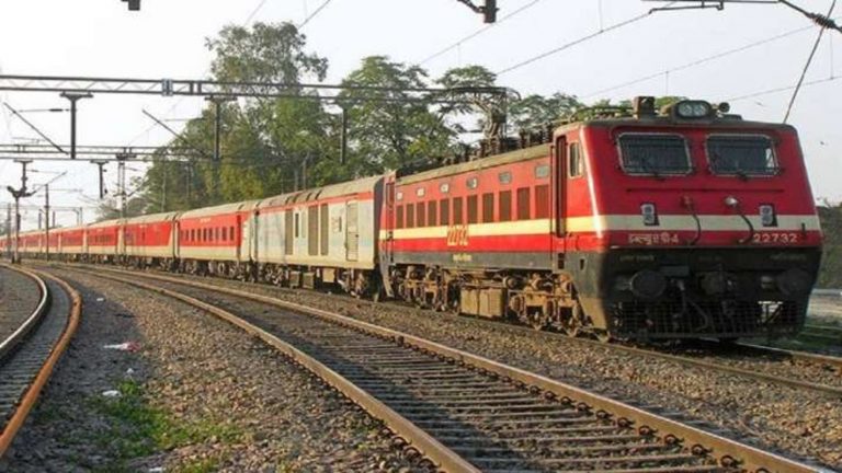 Indian Railways: आज गोरखपुर से होकर चलने वाली 15 ट्रेनें रद्द, सफर से पहले देखें कैंसिल Trains की लिस्ट