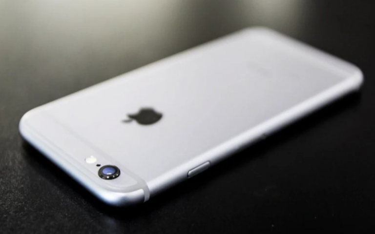 Apple बांट रही iPhone यूजर्स को पैसे, जानें पूरा मामला