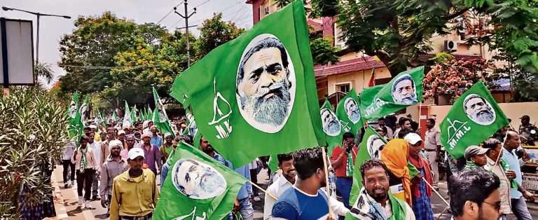 जामताड़ा : नाला में झामुमो स्थापना दिवस को लेकर तैयारी शुरू