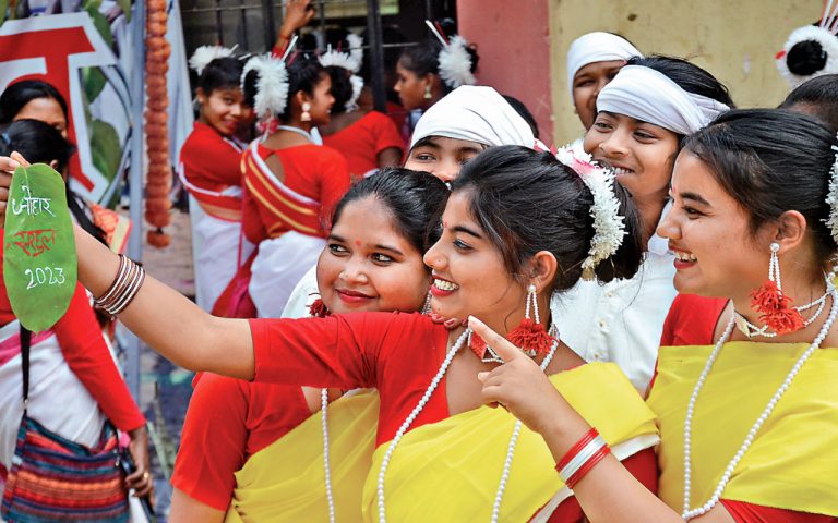 Sarhul Festival: आज से प्रकृति पर्व सरहुल का अनुष्ठान शुरू, केकड़ा-मछली पकड़ेंगे युवा, जानें क्या है मान्यता