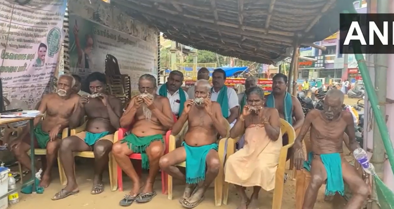 कावेरी जल विवाद को लेकर तमिलनाडु में अनोखा प्रदर्शन, किसानों ने मुंह में मरे हुए चूहे रखकर जताया विरोध