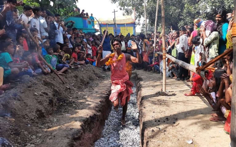 दहकते अंगारों पर नंगे पांव चले मां काली के भक्त, रंजनी फोड़ा की परंपरा देख दबा लेंगे दांतों तले उंगलियां