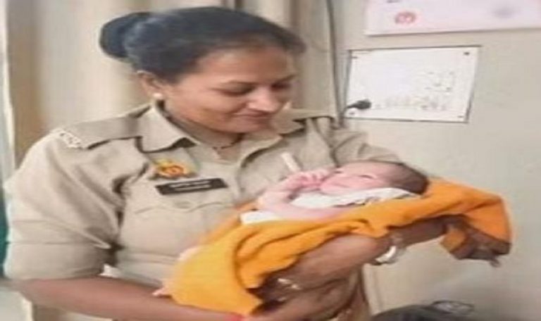 Kanpur News: तालाब किनारे पड़ा मिला नवजात, महिला पुलिस ने अपनाया, गोद लेने वालों की लगी भीड़
