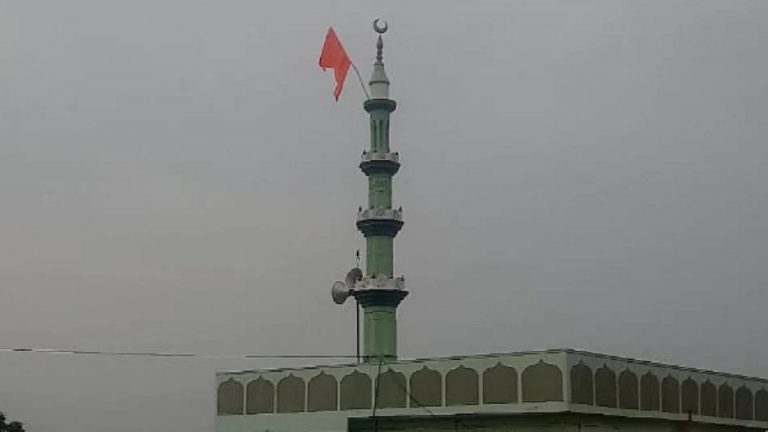 Saffron Flag on Mosque: लाउडस्पीकर विवाद के बीच मस्जिद की मीनार पर लगाया भगवा झंडा, बेलगावी में तनाव