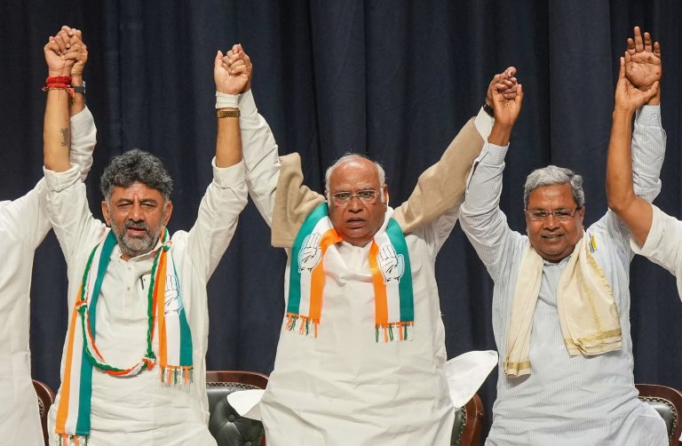 कौन होगा कर्नाटक का नया सीएम ? सिद्धरमैया या डीके शिवकुमार किसे चुनेंगे कांग्रेस अध्यक्ष मल्लिकार्जुन खरगे