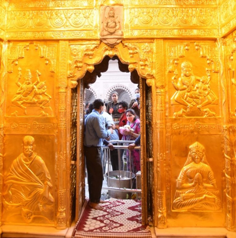 Kashi Vishwanath Dham: सोने से मढ़ा गया बाबा का गर्भगृह, जानिए कितने किलो लगा गोल्ड