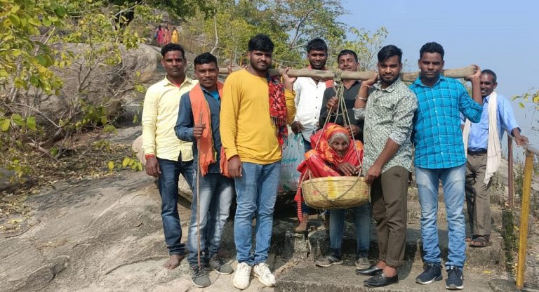 झारखंड के ‘श्रवण कुमारों’ ने 111 वर्षीया दादी को बहंगी पर लेकर माता कौलेश्वरी देवी का कराया दर्शन