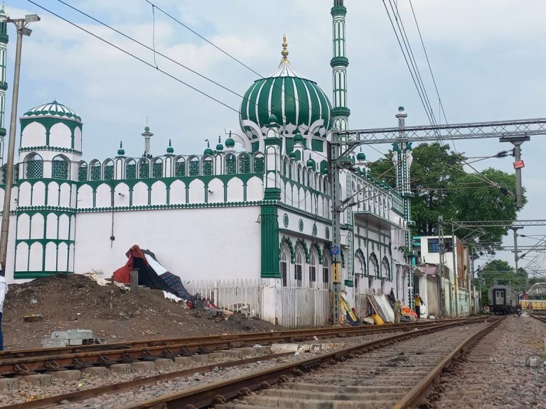 दिन में बिछती थीं और रात को उखड़ जाती थी रेल  की पटरियां, ऐसा है इस दरगाह का रहस्य