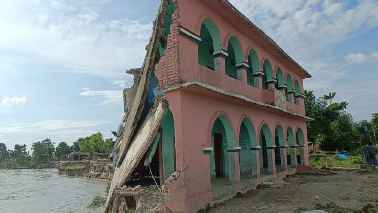 बिहार: कोसी नदी ने लिया विकराल रूप, कटाव की चपेट में आने से प्राथमिक विद्यालय धराशायी, लोगों में दहशत