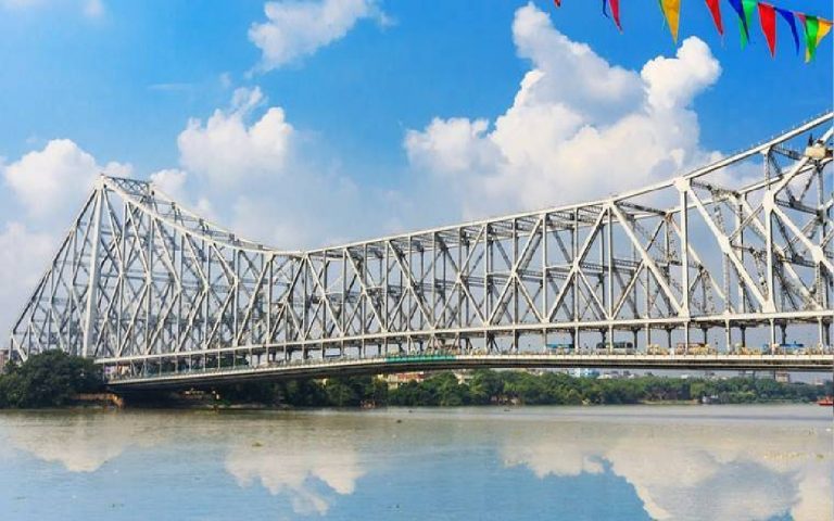 West Bengal News : हावड़ा ब्रिज पर अचानक जब चढ़ा युवक, दमकल कर्मियों के छूटे पसीने