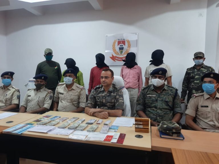 Jharkhand Naxal News : नक्सलियों के खिलाफ लातेहार पुलिस को मिली बड़ी कामयाबी, लेवी के चार लाख से अधिक रुपये समेत चार नक्सली गिरफ्तार