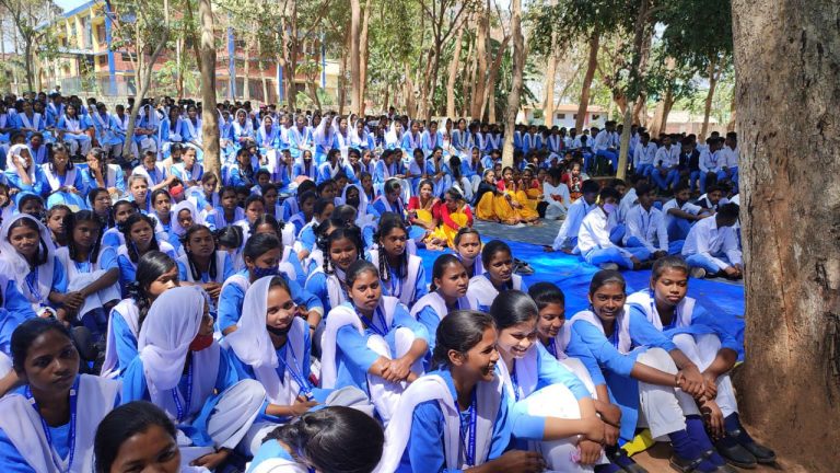 लातेहार के महुआडांड़ में 10वीं और 12वीं के स्टूडेंट्स को उज्जवल भविष्य के साथ मिली विदाई, जताया आभार