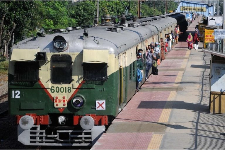 WB News : कल हावड़ा मंडल में रहेगा मेगा ट्रैफिक ब्लॉक, कई ट्रेनें रद्द, यात्रियों की बढ़ी मुश्किलें