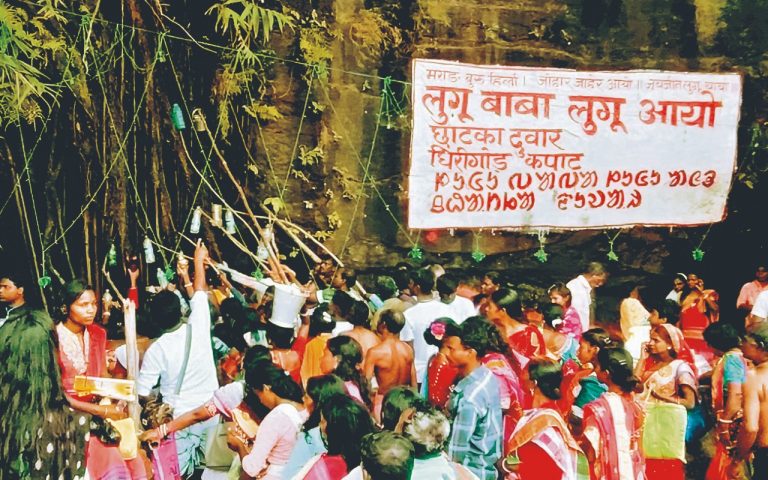 बोकारो के दोरबार चट्टानी पुनाय थान में बोंगा बुरू के लिए श्रद्धालुओं की लगी कतार