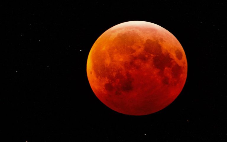 शरद पूर्णिमा पर लग रहा चंद्रग्रहण, जानें उपाय