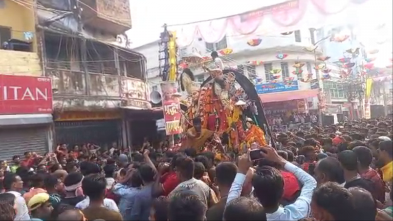 बिहार के इस शहर में कई दशकों से चली आ रही है अनोखी परंपरा, कंधे के जरिए किया जाता है दुर्गा माता का विसर्जन..