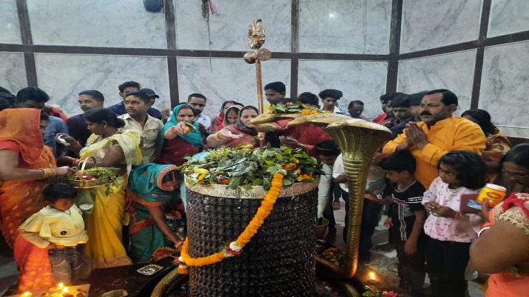Mahashivratri 2022:महाशिवरात्रि पर झारखंड के शिवालयों में उमड़े श्रद्धालु, गूंज रहा हर-हर महादेव का जयघोष