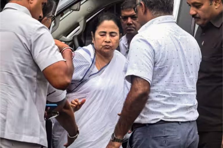 मुख्यमंत्री ममता बनर्जी  की आज होगी माइक्रो सर्जरी, तीन सदस्यीय मेडिकल बोर्ड का किया गया गठन