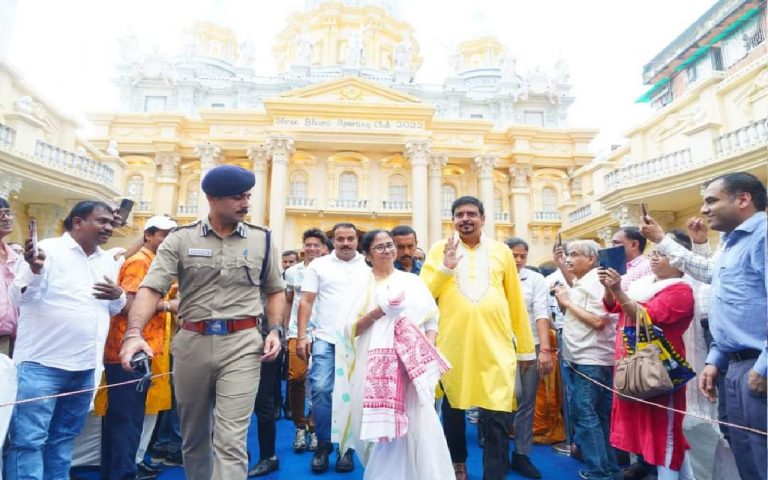 West Bengal: ढाई साल बाद फिर खुला टाला ब्रिज, सीएम ममता बनर्जी ने पूजा पंडालों का भी
किया उद्घाटन